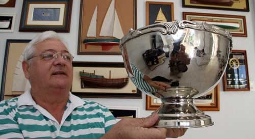 César com o troféu de Campeão Mundial