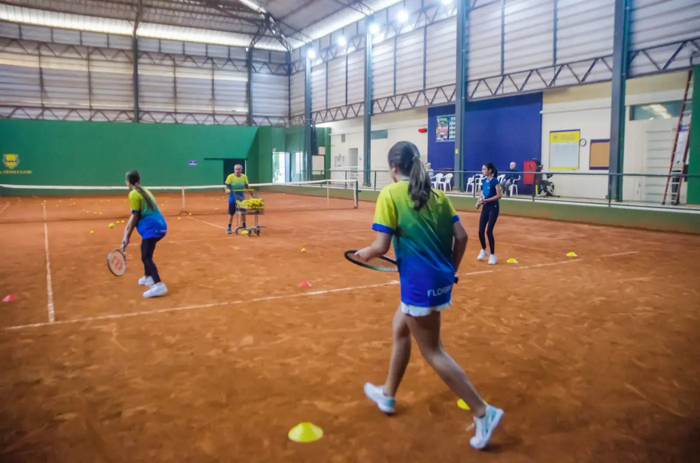 Jovens tenistas em aula na quadra do Lira